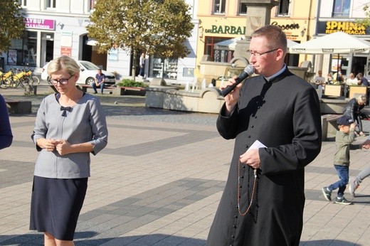 Koronka i uwielbienie Jezusa na rynku w Rybniku