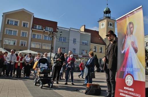 Koronka i uwielbienie Jezusa na rynku w Rybniku