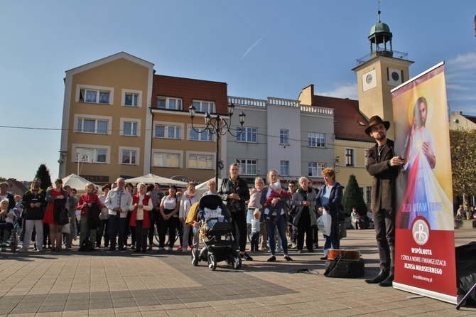 Koronka i uwielbienie Jezusa na rynku w Rybniku