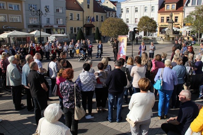 Koronka i uwielbienie Jezusa na rynku w Rybniku