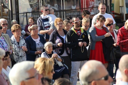 Koronka i uwielbienie Jezusa na rynku w Rybniku