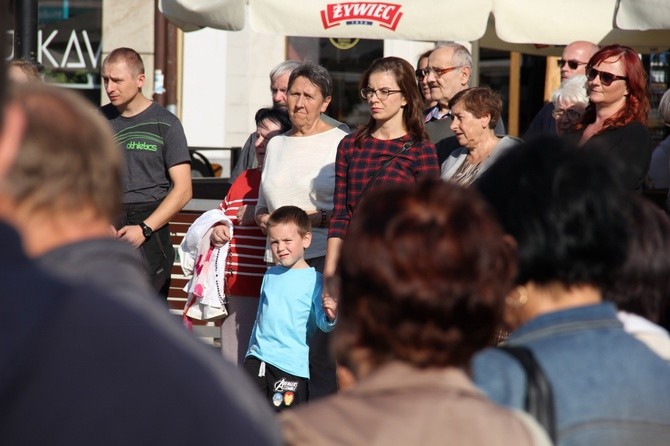 Koronka i uwielbienie Jezusa na rynku w Rybniku