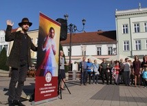 Koronka i uwielbienie Jezusa na rynku w Rybniku