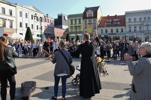 Koronka i uwielbienie Jezusa na rynku w Rybniku