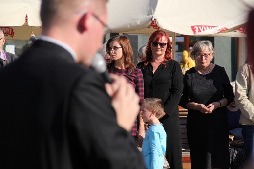 Koronka i uwielbienie Jezusa na rynku w Rybniku
