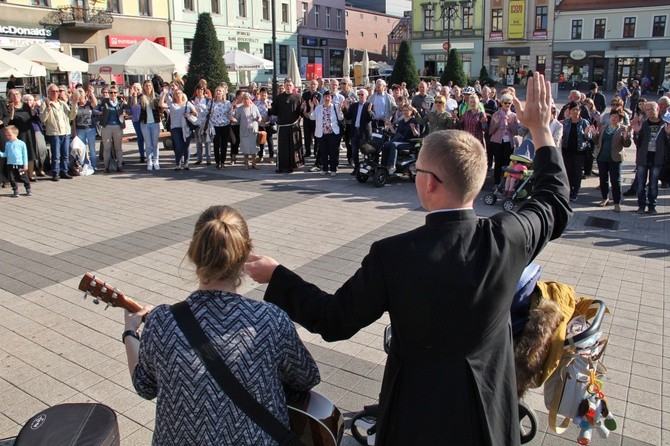 Koronka i uwielbienie Jezusa na rynku w Rybniku