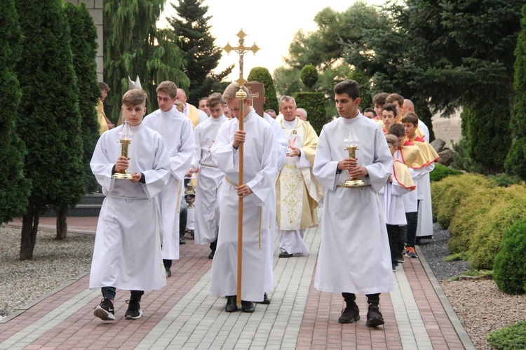 Pielgrzymka Arcybractwa Straży Honorowej NSPJ do Mikołajowic