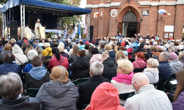 Kolejny raz w tym roku plac przed sanktuarium św. Stanisława wypełnił się pielgrzymami