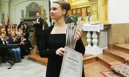 Dyrygent Anna Czerwińska z pucharem i dyplomem