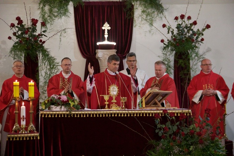 Krzyż pełen prawdziwej miłości