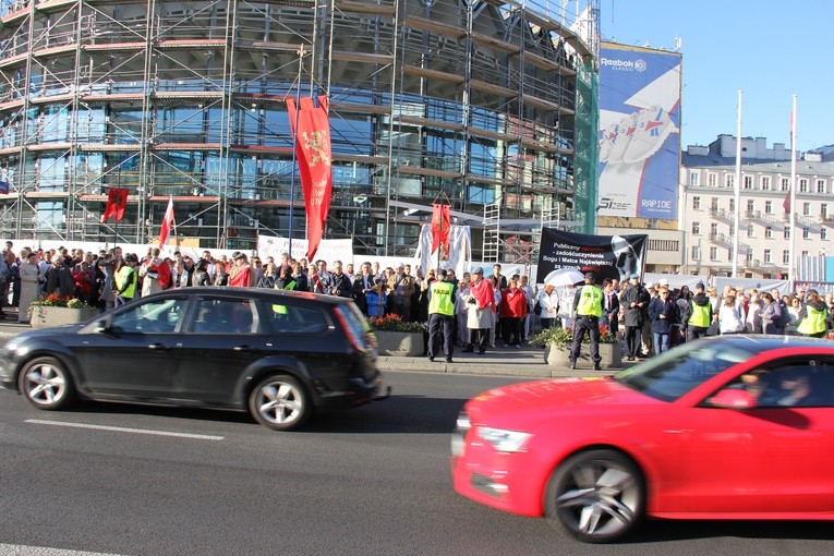 Publiczny różaniec za grzech aborcji w centrum Warszawy