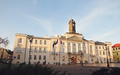 W Płocku toczy się ostry pojedynek o fotel prezydenta między obecnym włodarzem miasta z PO a kandydatką PiS.