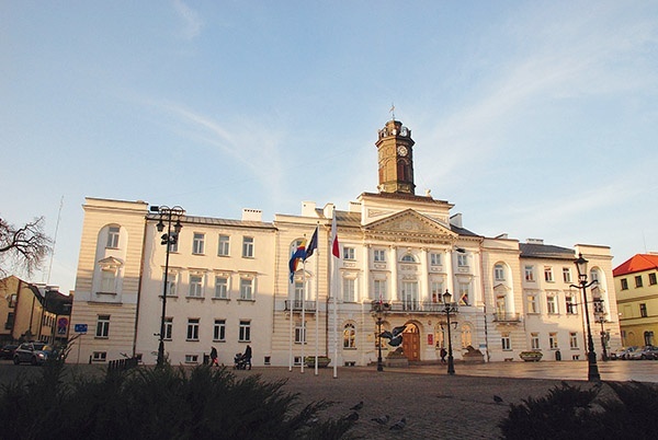 W Płocku toczy się ostry pojedynek o fotel prezydenta między obecnym włodarzem miasta z PO a kandydatką PiS.