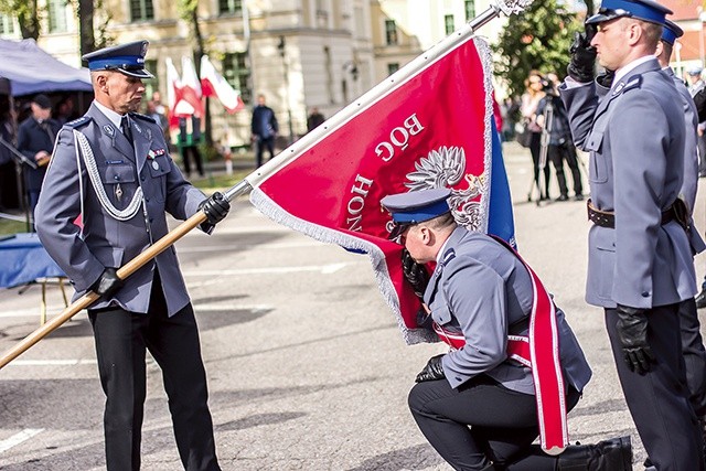 To symbol otaczany czcią, taki, któremu oddaje się honory – podkreślają policjanci.