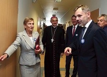 	Biskup Włodarczyk na jednym z korytarzy dostrzegł na stojaku otwarty duży egzemplarz Pisma Świętego. Dyrektor Cieślar opowiedział, jak fragment słowa Bożego pomógł mu zrozumieć pewną trudną sytuację z życia LO.