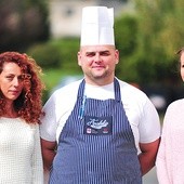 O wysoką jakość dbają specjaliści. Sylwia Wątroba (z lewej) i Marzena Chmielewska z kucharzem.