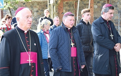 Na czele procesji szli biskupi łowiccy z legatem papieskim w Afryce.