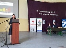 Podczas wykładu psycholog Bogna Białecka wskazała  na zagrożenia związane z seksualizacją oraz na sposoby radzenia sobie z nimi.