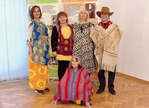 ▲	Uczestnicy byli podzieleni na grupy plemienne z różnych kontynentów. Tak wyglądali przedstawiciele Ameryki Południowej.