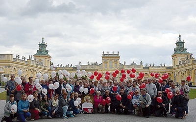 ▲	Pamiątkowe  zdjęcie z biało- -czerwonymi balonami.