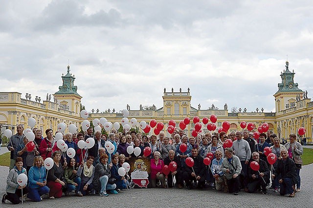 ▲	Pamiątkowe  zdjęcie z biało- -czerwonymi balonami.