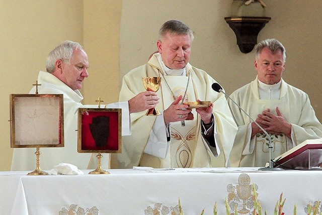 Na ołtarzu kościoła św. Jakuba umieszczono relikwie świętego. Znalazła się tam m.in. rękawiczka ze śladami krwi, które wypłynęły ze stygmatów zakonnika.