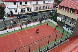 Wychowanie według tych zasad przewiduje również aktywność sportową.