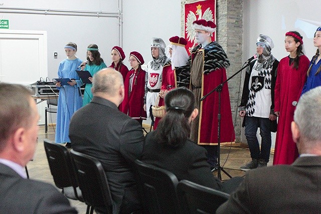 Wciąż lepiej znamy historię życia patronki Śląska niż cuda za jej przyczyną. Sesja Rady Gminy rozpoczynająca przygotowania do nadania miastu patronki.