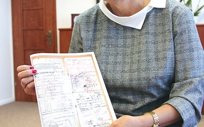 Ewa Rawa, lubuska kurator oświaty i wiceprezes oddziału Związku Sybiraków w Gorzowie Wlkp., pokazuje rodzinne pamiątki.