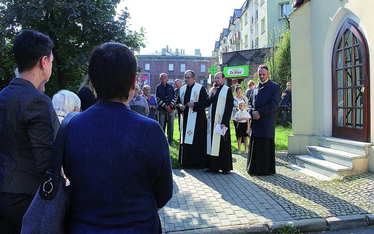 ▲	W Zabrzu-Biskupicach zebrali się obok kaplicy przy ul. św. Jana.