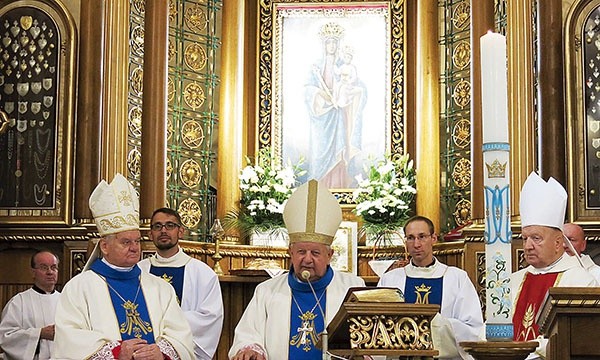 Dziękczynienie za łaski otrzymane za wstawiennictwem  NMP Królowej Polski.