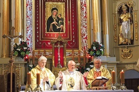 Bp Adam Dyczkowski (w środku), ks. inf. Władysław Gasidło z Krakowa (z lewej) i ks. dziekan Jerzy Musiałek podczas obchodów.