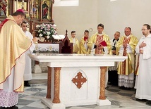 Biskup Roman Pindel namaścił nowy ołtarz olejem Krzyżma Świętego.
