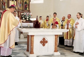 Biskup Roman Pindel namaścił nowy ołtarz olejem Krzyżma Świętego.