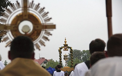 ▲	Po centralnej Mszy św. odpustowej (niedziela) ulicami miasta przejdzie procesja eucharystyczna, w której będą niesione relikwie.