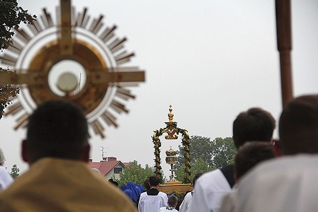 ▲	Po centralnej Mszy św. odpustowej (niedziela) ulicami miasta przejdzie procesja eucharystyczna, w której będą niesione relikwie.