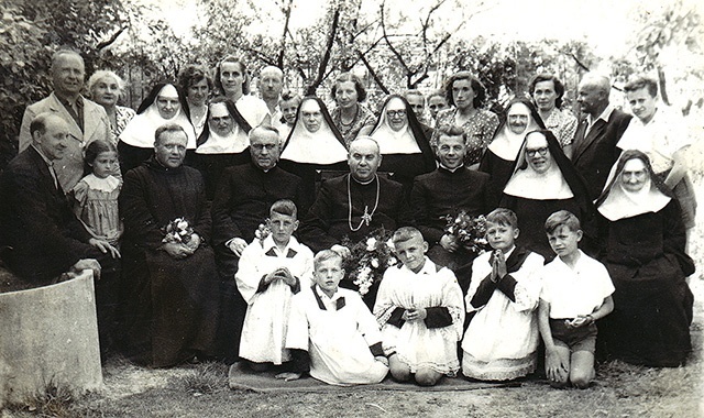 ▲	Wizytacja abp. Bolesława Kominka (w środku) w 1960 r.