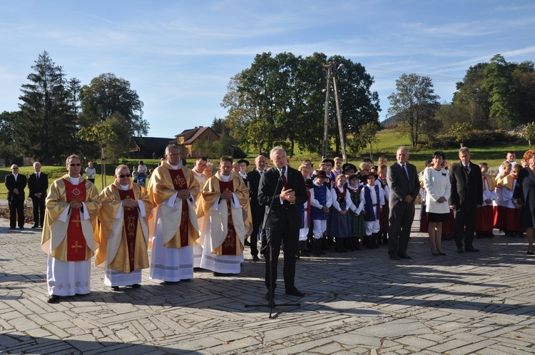 Męcina - obelisk ofiar wojen