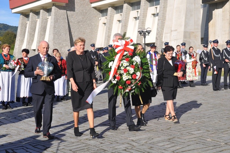 Męcina - obelisk ofiar wojen