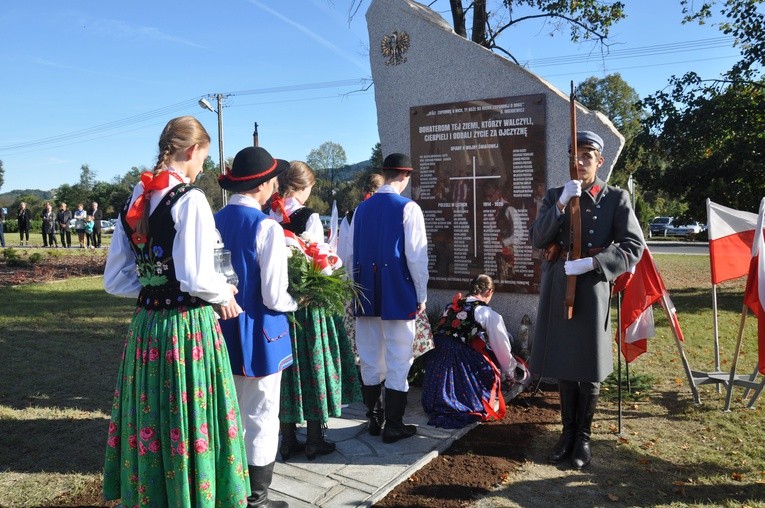 Męcina - obelisk ofiar wojen
