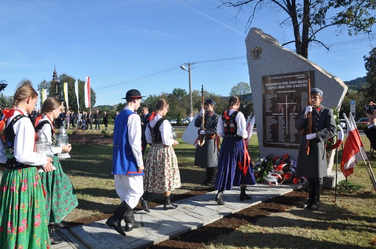 Męcina - obelisk ofiar wojen