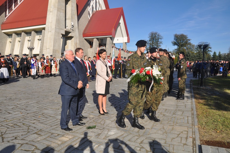 Męcina - obelisk ofiar wojen