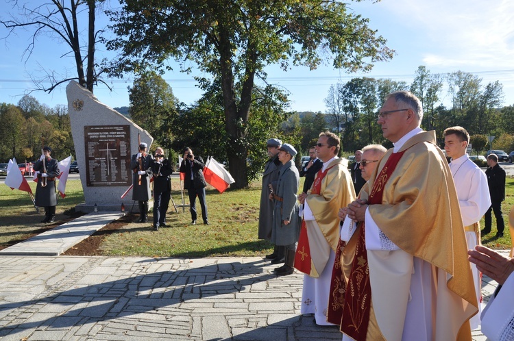 Męcina - obelisk ofiar wojen