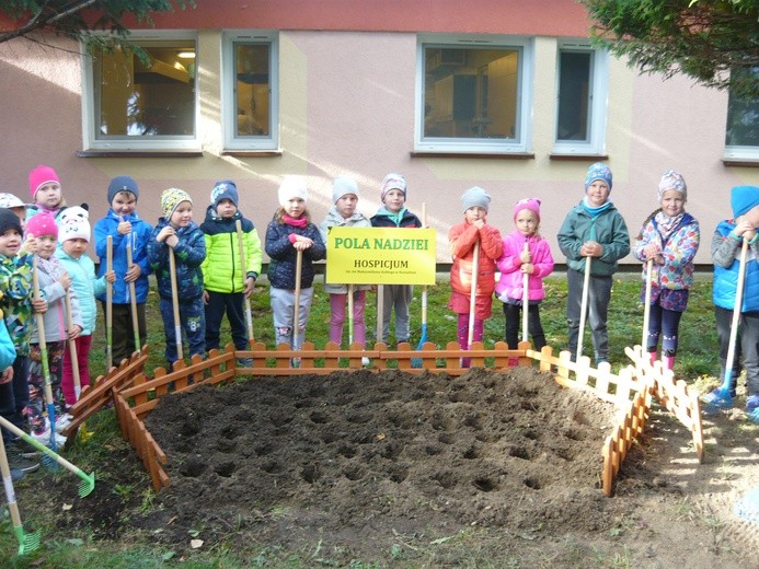 Mali ogrodnicy dla koszalińskiego hospicjum 