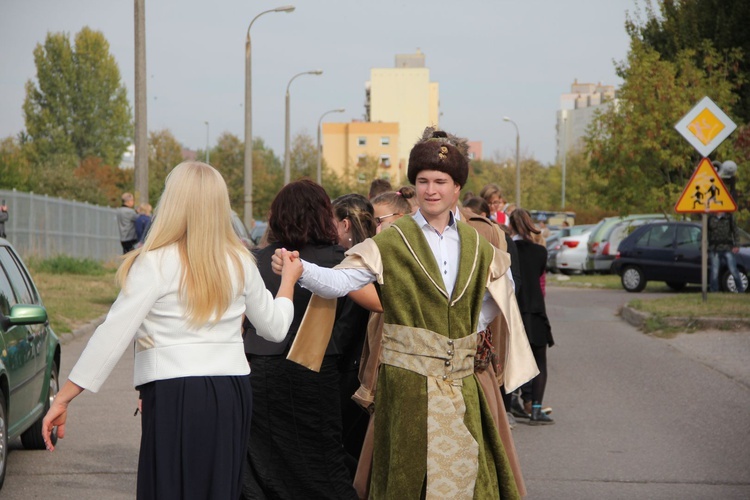 W Katoliku niepodległość Polski uczcili polonezem 