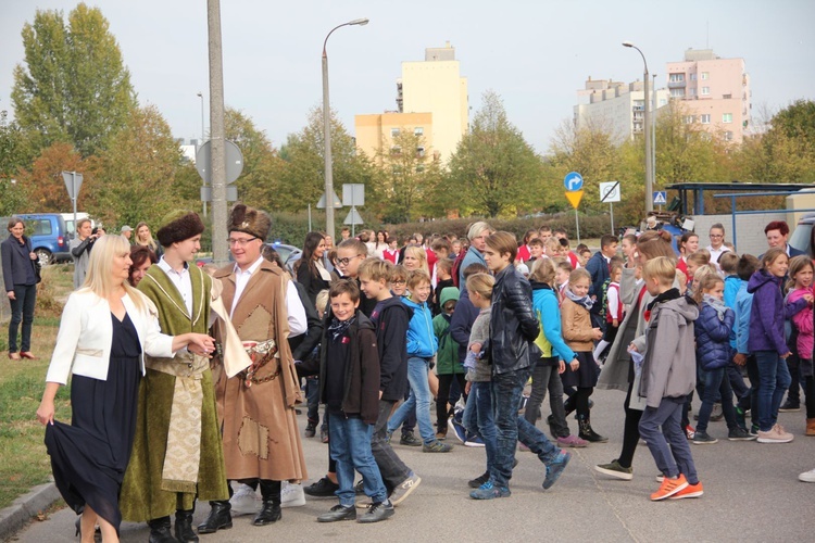 W Katoliku niepodległość Polski uczcili polonezem 