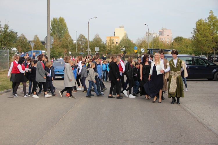 W Katoliku niepodległość Polski uczcili polonezem 