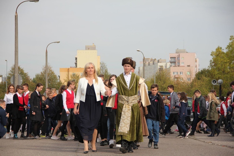 W Katoliku niepodległość Polski uczcili polonezem 