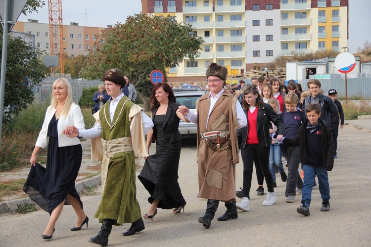 W Katoliku niepodległość Polski uczcili polonezem 