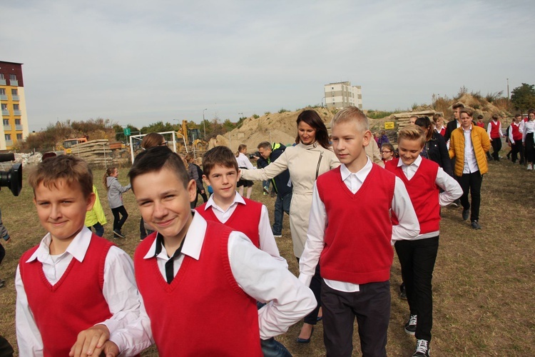 W Katoliku niepodległość Polski uczcili polonezem 